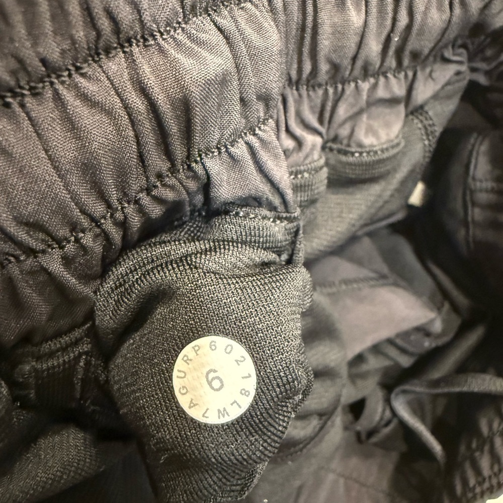 Lululemon Hotty Hot Low-Rise Lined Short 2.5" - Picture 3 of 3
